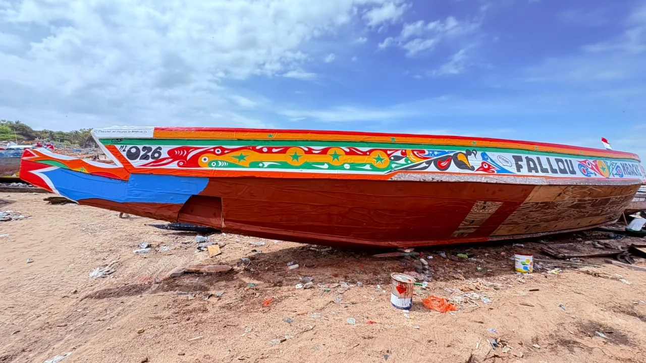 Pirogue colorée au Sénégal